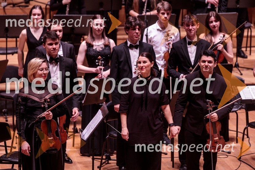  Živa Ploj Peršuh, dirigentka;  Robert Lakatoš, violinaSlovenski mladinski orkester, 6. zimski festival 2023