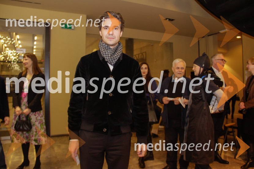  Luka Mesec, podpredsednik vlade in minister za delo, družino, socialne zadeve in enake možnostiNora, premiera v MGL Ljubljana