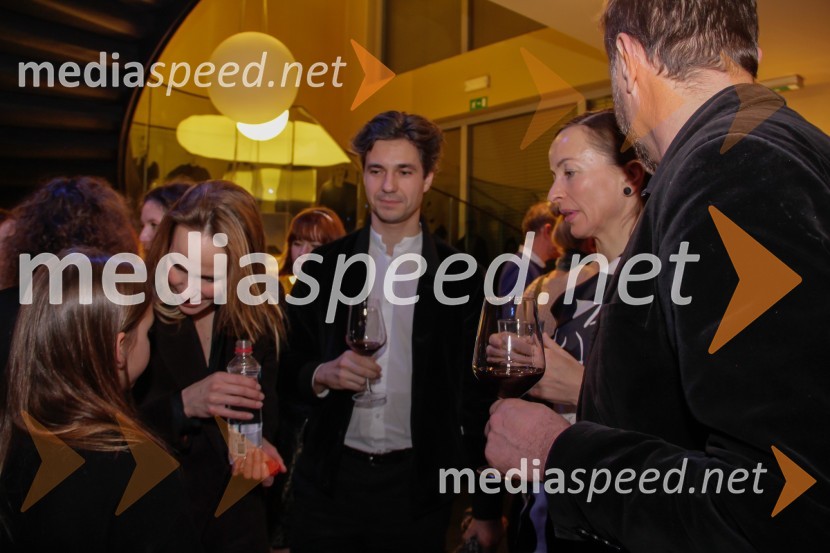  Luka Mesec, podpredsednik vlade in minister za delo, družino, socialne zadeve in enake možnostiNora, premiera v MGL Ljubljana