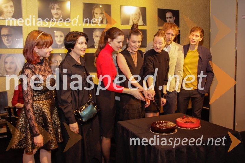  Manca Lipoglavšek, asistentka dramaturginje;  Petra Pogorevc, dramaturginja in urednica knjižnice MGL;  Nina Rakovec, igralka, pevka;  Nela Vitošević, režiserka, avtorica priredbe in glasbene opreme;  Ajda Smrekar, igralka;  Matej   Puc, igralec;  Jurij Drevenšek, igralecNora, premiera v MGL Ljubljana