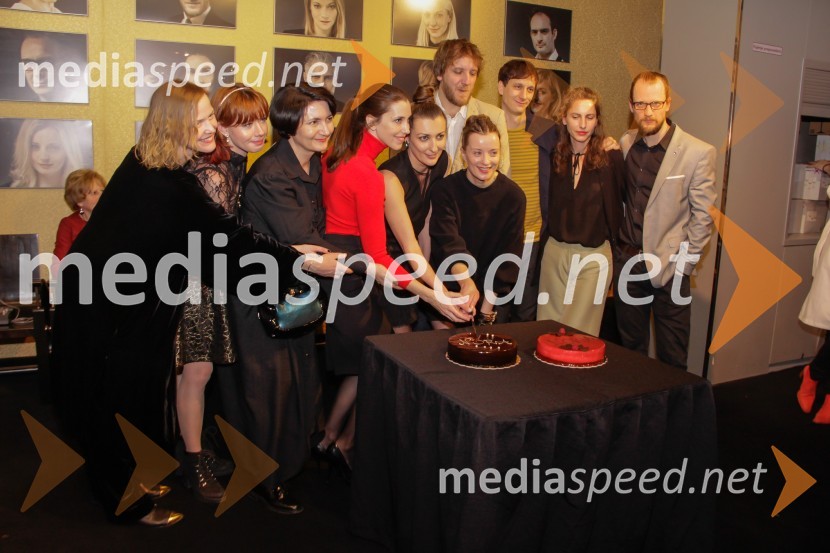  Tina Bonča, kostumografinja;  Manca Lipoglavšek, asistentka dramaturginje;  Petra Pogorevc, dramaturginja in urednica knjižnice MGL;  Nina Rakovec, igralka, pevka;  Nela Vitošević, režiserka, avtorica priredbe in glasbene opreme;  Matej   Puc, igralec;  Ajda Smrekar, igralka;  Jurij Drevenšek, igralec;  Urša Vidic, scenografinja;  Jernej Gašperin, igralecNora, premiera v MGL Ljubljana