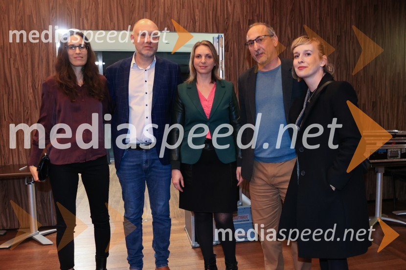  Tina  Vrščaj, pisateljica in literarna kritičarka;  Mitja Čander, direktor, založba Beletrina;  Maja Papič, vodja produkcije, Beletrina;  Aleš Vesel, vodja trženja, Beletrina;  Mateja Arnež,  vodja marketinga BeletrinaLiterature sveta Fabula 2023, otvoritev festivala