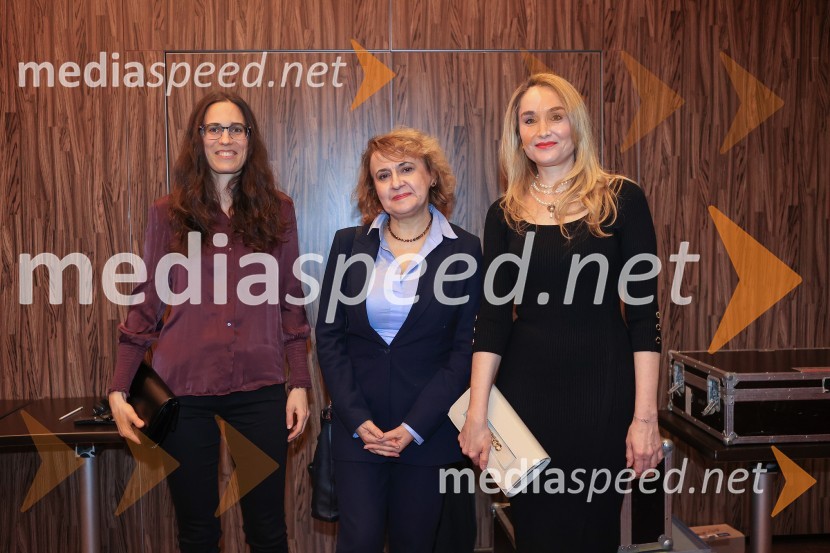  Tina  Vrščaj, pisateljica in literarna kritičarka;  Oksana Zabužko, ukrajinska avtorica;  Maja Čander, direktorica, zavod Kreativna bazaLiterature sveta Fabula 2023, otvoritev festivala