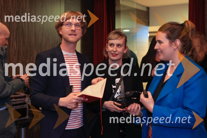  Aljaž Koprivnikar, umetniški vodja festivala Fabula;  Mateja Arnež,  vodja marketinga Beletrina;  ... Literature sveta Fabula 2023, otvoritev festivala