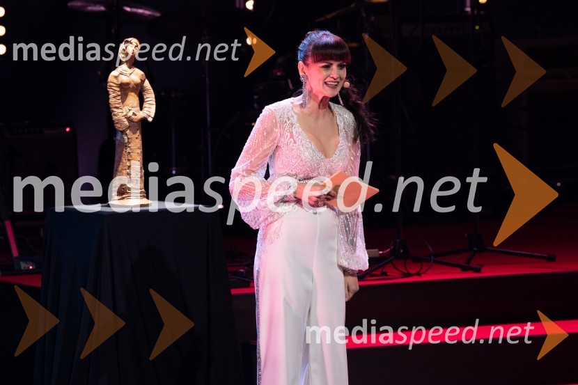  Nina Osenar Kontrec, pevka, voditeljica, modelSlovenka leta 2023 je igralka Milena Zupančič