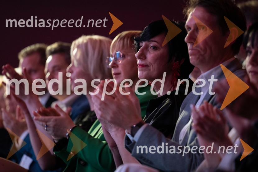  Melita Berzelak, odgovorna urednica revij Zarja in Pomagaj si samSlovenka leta 2023 je igralka Milena Zupančič