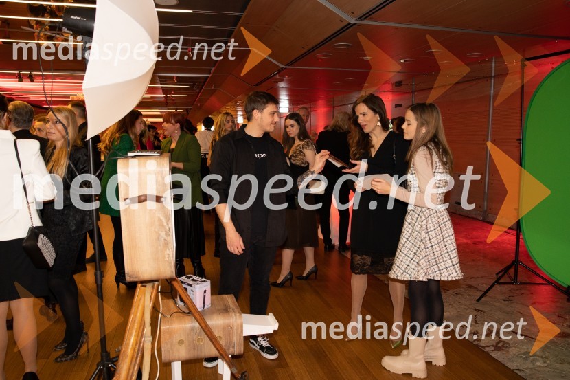  Andraž Kovačec;  Milena  Kalaacunn, Hubmedia;  ... Slovenka leta 2023 je igralka Milena Zupančič