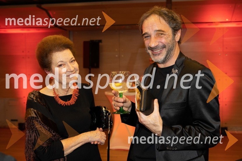  Elza Budau, slovenska tekstopiska, pesnica in pisateljica;  ... Slovenka leta 2023 je igralka Milena Zupančič