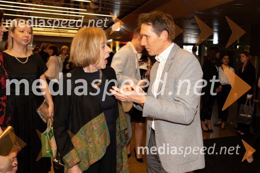  Milena  Zupančič, igralka;  Gregor Repič, direktor Salomon, d.o.o. Slovenka leta 2023 je igralka Milena Zupančič