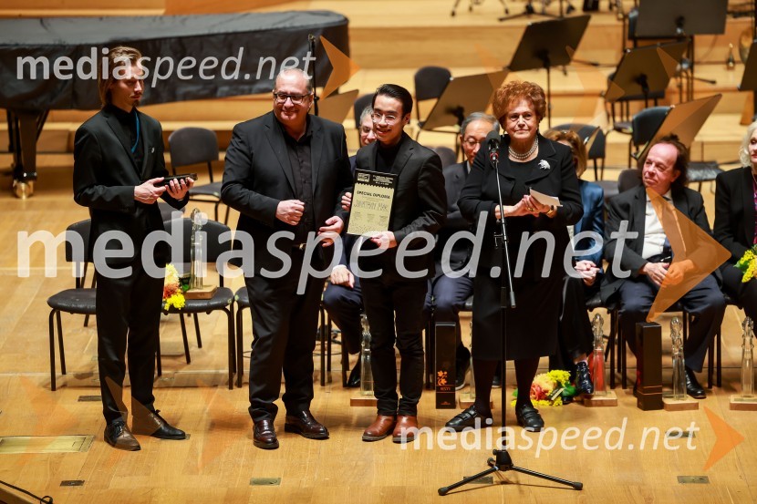  ... ;  Epifanio Comis, pianist, umetniški vodja tekmovanja Mednarodno klavirsko tekmovanje;  Jonathan Mak, pianist;  Dubravka  Tomšič Srebotnjak, pianistka2. finalni večer Mednarodnega klavirskega tekmovanja, zaključek 6. zimskega festivala