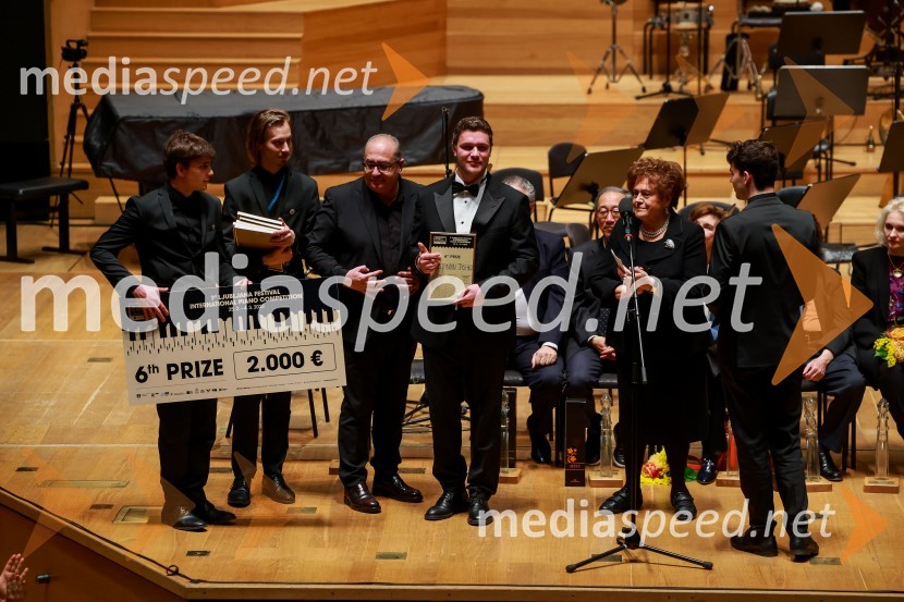  ... ;  ... ;  Epifanio Comis, pianist, umetniški vodja tekmovanja Mednarodno klavirsko tekmovanje;  Kostandin Tashko, pianist;  Dubravka  Tomšič Srebotnjak, pianistka;  ... 2. finalni večer Mednarodnega klavirskega tekmovanja, zaključek 6. zimskega festivala