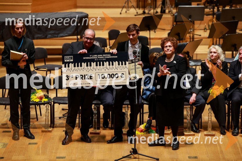 ... ;  Epifanio Comis, pianist, umetniški vodja tekmovanja Mednarodno klavirsko tekmovanje;  Vladislav Khandohi, pianist;  Dubravka  Tomšič Srebotnjak, pianistka2. finalni večer Mednarodnega klavirskega tekmovanja, zaključek 6. zimskega festivala