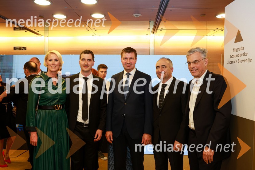  Petra Juvančič, izvršna direktorica, Združenje Manager;  ... ;  ... ;  Ivan Cajzek, direktor družbe GIC gradnje;  ... 55. podelitev Nagrad GZS za izjemne gospodarske in podjetniške dosežke