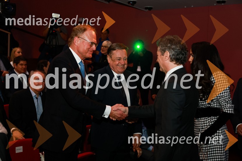  Janez  Škrabec, direktor Riko d.o.o.;  Zoran Janković, župan, Mestna občina Ljubljana; dr. Robert Golob, predsednik vlade RS;  Tina Gaber, fotomodel55. podelitev Nagrad GZS za izjemne gospodarske in podjetniške dosežke