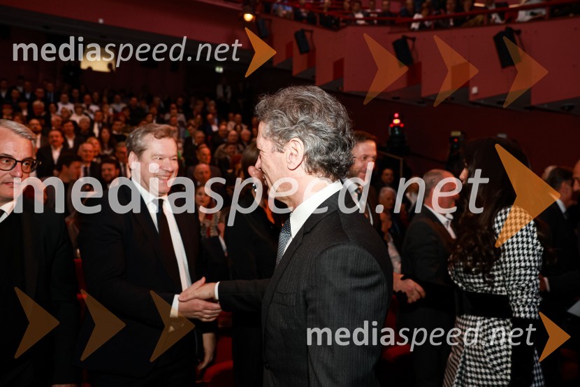   Igor Papič, minister za izobraževanje, znanost in šport; dr. Robert Golob, predsednik vlade RS55. podelitev Nagrad GZS za izjemne gospodarske in podjetniške dosežke