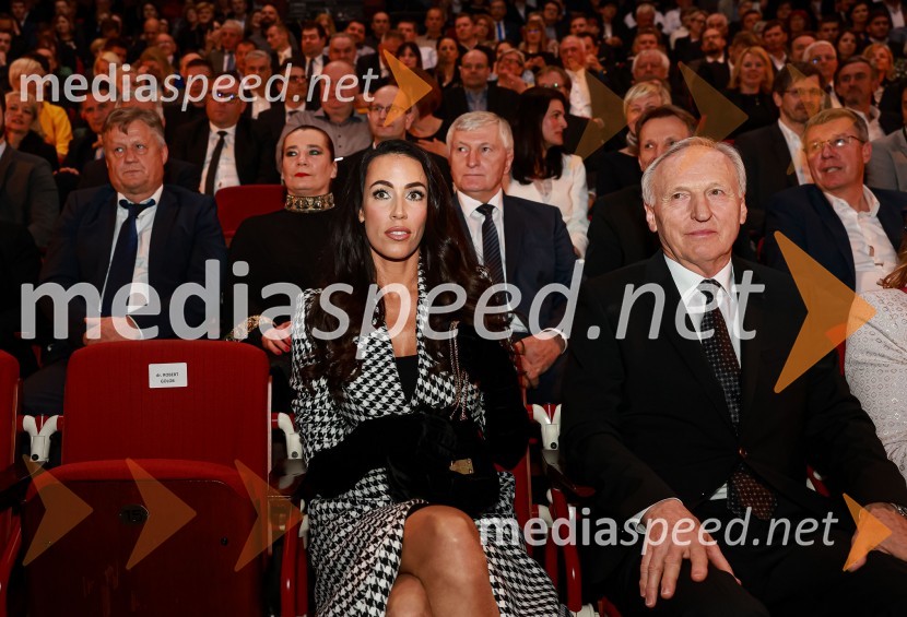  Tina Gaber, fotomodel; dr. Otman Zorn, predsednik upravnega odbora, Solvera Lynx d.o.o., Ljubljana55. podelitev Nagrad GZS za izjemne gospodarske in podjetniške dosežke