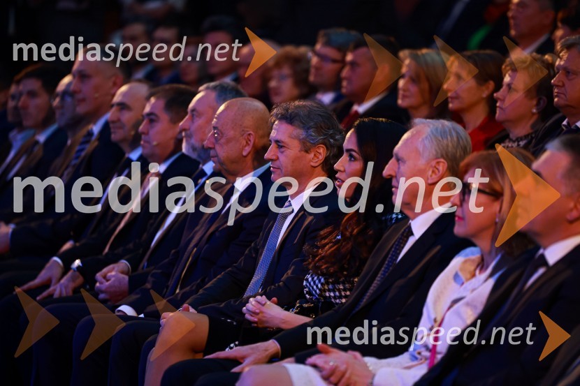  Tibor Šimonka, predsednik Gospodarske zbornice Slovenije ; dr. Robert Golob, predsednik vlade RS;  Tina Gaber, fotomodel; dr. Otman Zorn, predsednik upravnega odbora, Solvera Lynx d.o.o., Ljubljana55. podelitev Nagrad GZS za izjemne gospodarske in podjetniške dosežke