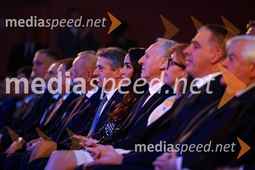 dr. Robert Golob, predsednik vlade RS;  Tina Gaber, fotomodel; dr. Otman Zorn, predsednik upravnega odbora, Solvera Lynx d.o.o., Ljubljana55. podelitev Nagrad GZS za izjemne gospodarske in podjetniške dosežke