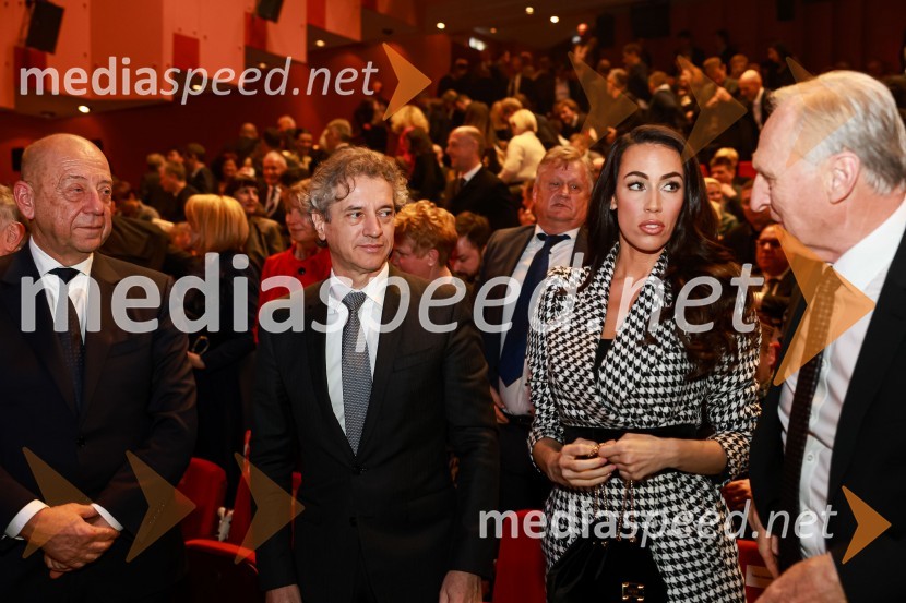  Tibor Šimonka, predsednik Gospodarske zbornice Slovenije ; dr. Robert Golob, predsednik vlade RS;  Tina Gaber, fotomodel; dr. Otman Zorn, predsednik upravnega odbora, Solvera Lynx d.o.o., Ljubljana55. podelitev Nagrad GZS za izjemne gospodarske in podjetniške dosežke