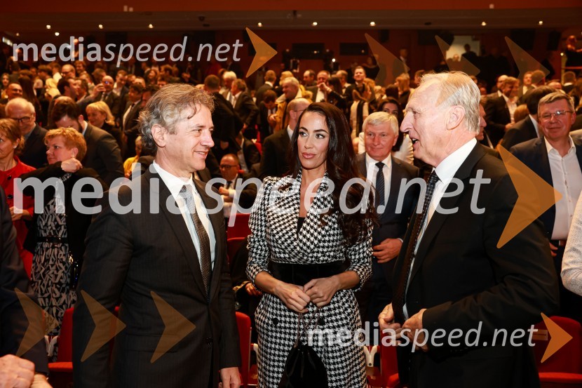 dr. Robert Golob, predsednik vlade RS;  Tina Gaber, fotomodel; dr. Otman Zorn, predsednik upravnega odbora, Solvera Lynx d.o.o., Ljubljana55. podelitev Nagrad GZS za izjemne gospodarske in podjetniške dosežke