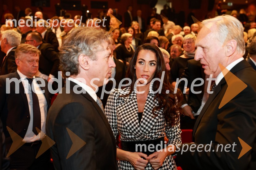 dr. Robert Golob, predsednik vlade RS;  Tina Gaber, fotomodel; dr. Otman Zorn, predsednik upravnega odbora, Solvera Lynx d.o.o., Ljubljana55. podelitev Nagrad GZS za izjemne gospodarske in podjetniške dosežke