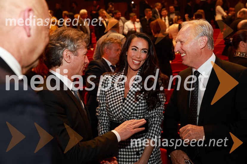 dr. Robert Golob, predsednik vlade RS;  Tina Gaber, fotomodel; dr. Otman Zorn, predsednik upravnega odbora, Solvera Lynx d.o.o., Ljubljana55. podelitev Nagrad GZS za izjemne gospodarske in podjetniške dosežke