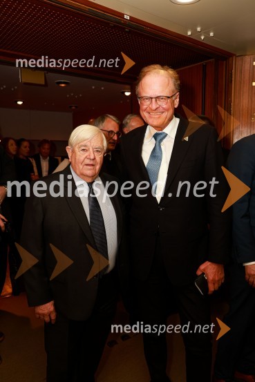  Milan Kučan, nekdanji predsednik Republike Slovenije;  Janez  Škrabec, direktor Riko d.o.o.55. podelitev Nagrad GZS za izjemne gospodarske in podjetniške dosežke