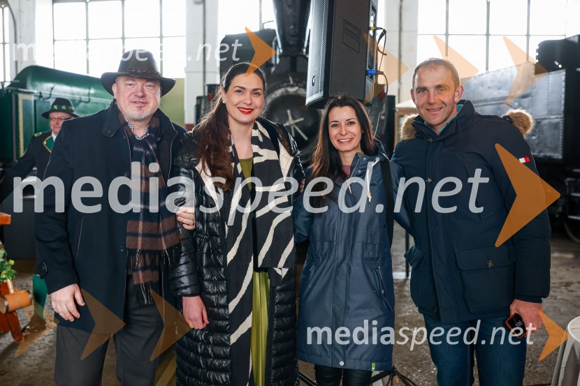 Urban Centa, programski direktor festivala Pivo in cvetje Laško;  Tina Belej, direktorica festivala Pivo in cvetje Laško;  Jana Morelj, radijska in TV voditeljica;  Urban Kramberger, manager blagovne skupine, Pivovarna Laško Union58. festival Pivo in Cvetje, novinarska konferenca