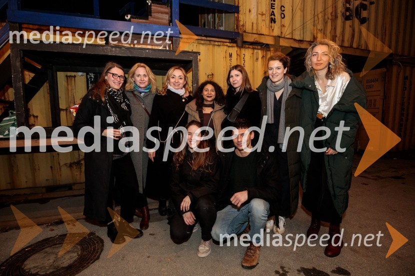  Urška Brodar, dramaturginja, Slovensko mladinsko gledališče;  Barbara  Kapelj Osredkar;  Tina Dobnik, producentka MASKA;  ... ;  Lina Akif, igralka;  Alja Lobnik, direktorica, Zavod Maska;  ... ;  Tjaša Črnigoj, režiserka;  Tijana Todorović, igralkaSpolna vzgoja II: IGRE, premiera, Nova Pošta, SMG Ljubljana