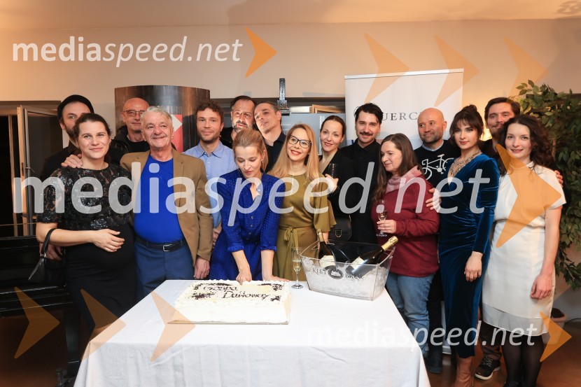  Eva Kraševec, dramaturginja;  Andrej  Hajdinjak, oblikovalec svetlobe;  Vojko Zidar, igralec;  Peter Petkovšek, režiser;  Uroš Fürst, igralec;  Maša Derganc, igralka;  Gorazd  Logar, igralec;  Saša  Mihelčič, igralka;  Iva Babić, igralka;  Saša Tabaković, igralec, nekdanji poslanec SMC;  ... ;  Tomislav Zajec, hrvaški pisec;  Saša Pavlin Stošić, igralka;  Klemen Janežič, igralec ;  Sara Slivnik, scenografinjaGospa Dalloway, premiera, SNG Drama Ljubljana