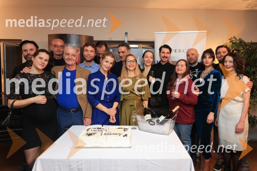  Urban Zorko, dramaturg, snemalec, režiser;  Eva Kraševec, dramaturginja;  Andrej  Hajdinjak, oblikovalec svetlobe;  Vojko Zidar, igralec;  Peter Petkovšek, režiser;  Uroš Fürst, igralec;  Maša Derganc, igralka;  Gorazd  Logar, igralec;  Saša  Mihelčič, igralka;  Iva Babić, igralka;  Saša Tabaković, igralec, nekdanji poslanec SMC;  ... ;  Tomislav Zajec, hrvaški pisec;  Saša Pavlin Stošić, igralka;  Klemen Janežič, igralec ;  Sara Slivnik, scenografinjaGospa Dalloway, premiera, SNG Drama Ljubljana