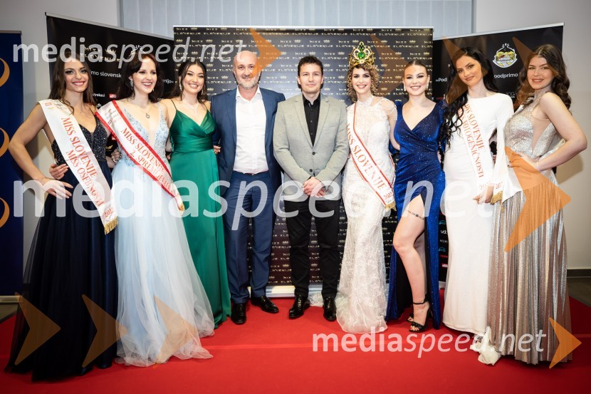  Urška Koštrun, finalistka Miss Slovenije 2022;  Talita Sofija Komelj, sopranistka, 2. spremljevalka Miss Slovenije 2022;  Maja Čolić, Miss Slovenije 2020/21;  ... ;  ... ;  Vida Milvojša, Miss Slovenije 2022;  Lara  Kalanj, Miss Slovenije 2018;  Teja Tripković, finalistka Miss Slovenije 2022;  Anja Korenč, finalistka Miss Slovenije 2022Miss Slovenije 2023, polfinalni izbor