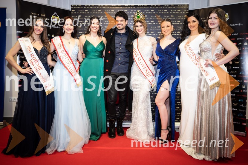  Urška Koštrun, finalistka Miss Slovenije 2022;  Talita Sofija Komelj, sopranistka, 2. spremljevalka Miss Slovenije 2022;  Maja Čolić, Miss Slovenije 2020/21;  ... ;  Vida Milvojša, Miss Slovenije 2022;  Lara  Kalanj, Miss Slovenije 2018;  Teja Tripković, finalistka Miss Slovenije 2022;  Anja Korenč, finalistka Miss Slovenije 2022Miss Slovenije 2023, polfinalni izbor