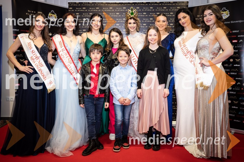  Urška Koštrun, finalistka Miss Slovenije 2022;  Talita Sofija Komelj, sopranistka, 2. spremljevalka Miss Slovenije 2022;  Maja Čolić, Miss Slovenije 2020/21;  ... ;  ... ;  ... ;  Vida Milvojša, Miss Slovenije 2022;  ... ;  Lara  Kalanj, Miss Slovenije 2018;  Teja Tripković, finalistka Miss Slovenije 2022;  Anja Korenč, finalistka Miss Slovenije 2022Miss Slovenije 2023, polfinalni izbor