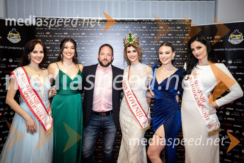  Talita Sofija Komelj, sopranistka, 2. spremljevalka Miss Slovenije 2022;  Maja Čolić, Miss Slovenije 2020/21;  ... ;  Vida Milvojša, Miss Slovenije 2022;  Lara  Kalanj, Miss Slovenije 2018;  Teja Tripković, finalistka Miss Slovenije 2022Miss Slovenije 2023, polfinalni izbor