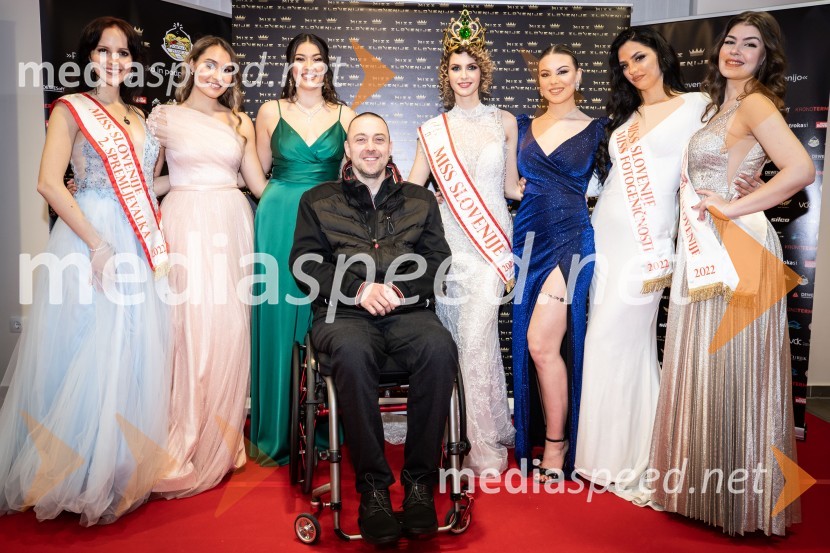  Talita Sofija Komelj, sopranistka, 2. spremljevalka Miss Slovenije 2022;  Klara Šmigoc, finalistka Miss Slovenije 2022;  Maja Čolić, Miss Slovenije 2020/21;  Bogdan Kronovšek, direktor Termo-tehnika d.o.o. ;  Vida Milvojša, Miss Slovenije 2022;  Lara  Kalanj, Miss Slovenije 2018;  Teja Tripković, finalistka Miss Slovenije 2022;  Anja Korenč, finalistka Miss Slovenije 2022Miss Slovenije 2023, polfinalni izbor