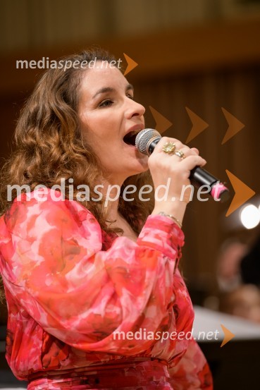  Ana Dežman, pevkaElda Viler z orkestrom Ave in gosti, koncert ob 60. letnici delovanja