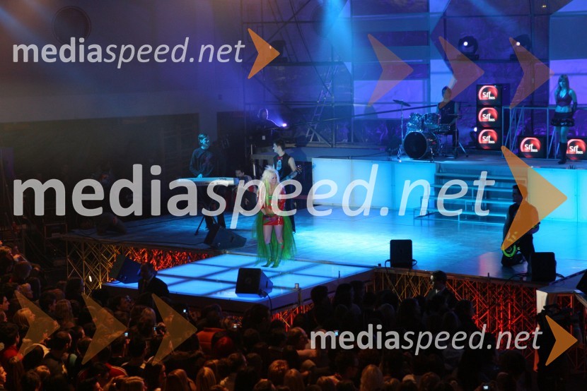 Alya, pevka (Alja Omladič) med nastopomSRF - Slovensi radijski festival 2005