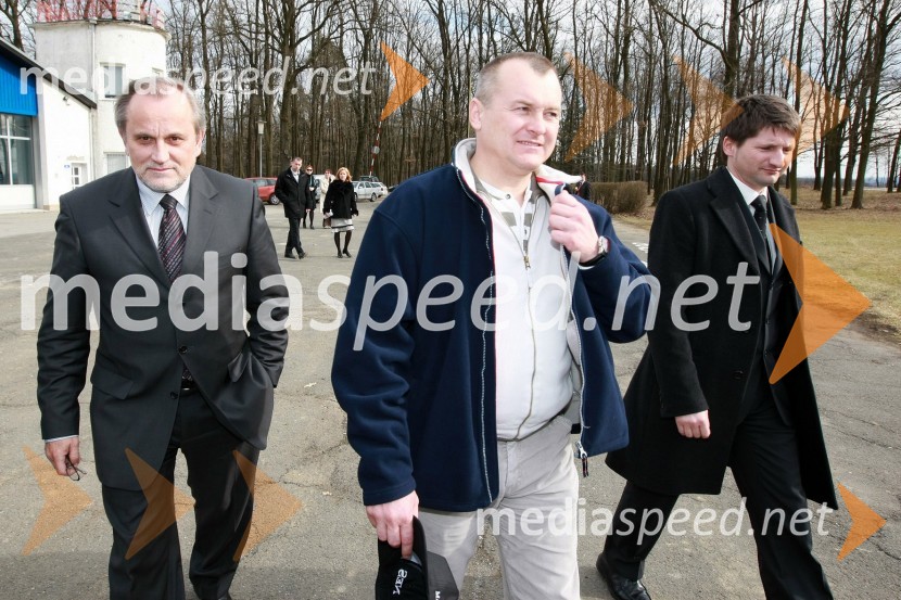 Milan Pogačnik, minister za kmetijstvo, gozdarstvo in prehrano, Franc Kangler, župan Mestne občine Maribor in Andrej Gregorič, predsednik Letalskega centra MariborMilan Pogačnik, minister za kmetijstvo, gozdarstvo in prehrano obiskal Letalski center Maribor