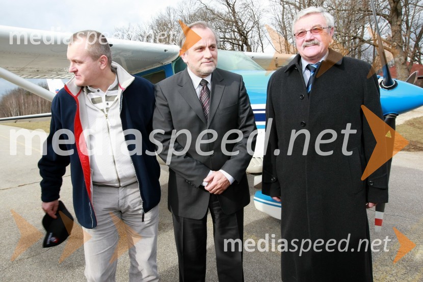 Franc Kangler, župan Mestne občine Maribor, Milan Pogačnik, minister za kmetijstvo, gozdarstvo in prehrano in Jožef Merkuš, župan občine Hoče-SlivnicaMilan Pogačnik, minister za kmetijstvo, gozdarstvo in prehrano obiskal Letalski center Maribor