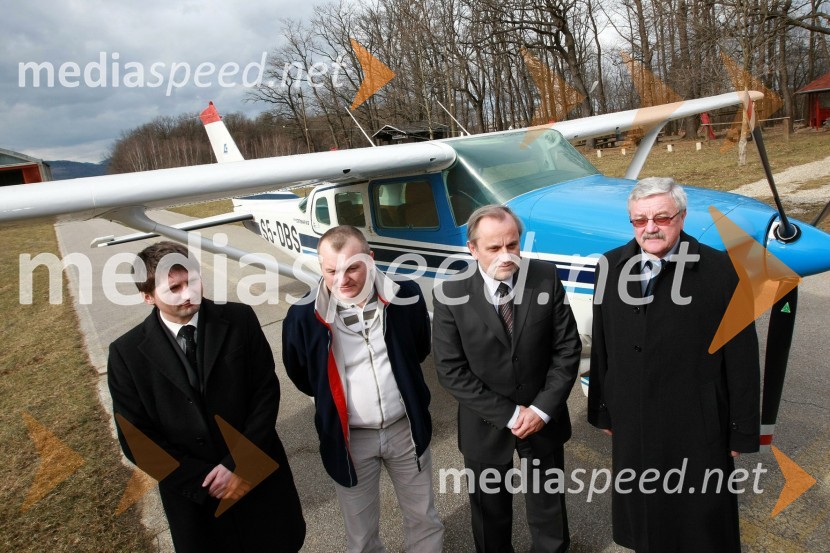 Andrej Gregorič, predsednik Letalskega centra Maribor, Franc Kangler, župan Mestne občine Maribor, Milan Pogačnik, minister za kmetijstvo, gozdarstvo in prehrano in Jožef Merkuš, župan občine Hoče-SlivnicaMilan Pogačnik, minister za kmetijstvo, gozdarstvo in prehrano obiskal Letalski center Maribor