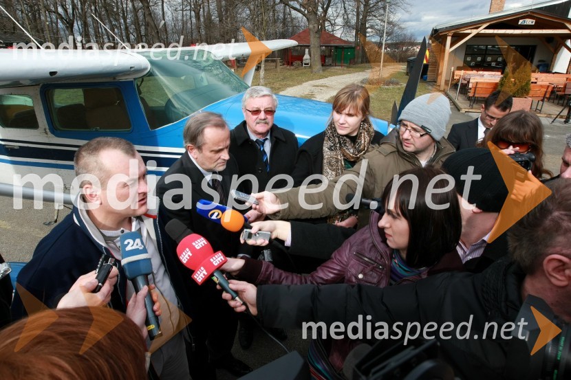 Franc Kangler, župan Mestne občine Maribor, Milan Pogačnik, minister za kmetijstvo, gozdarstvo in prehrano, Jožef Merkuš, župan občine Hoče-Slivnica in novinarjiMilan Pogačnik, minister za kmetijstvo, gozdarstvo in prehrano obiskal Letalski center Maribor