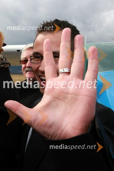 Jernej Kovač, vodja Službe za odnose z javnostjo in promocio Ministrstva za kmetijstvo, gozdarstvo in prehranoMilan Pogačnik, minister za kmetijstvo, gozdarstvo in prehrano obiskal Letalski center Maribor