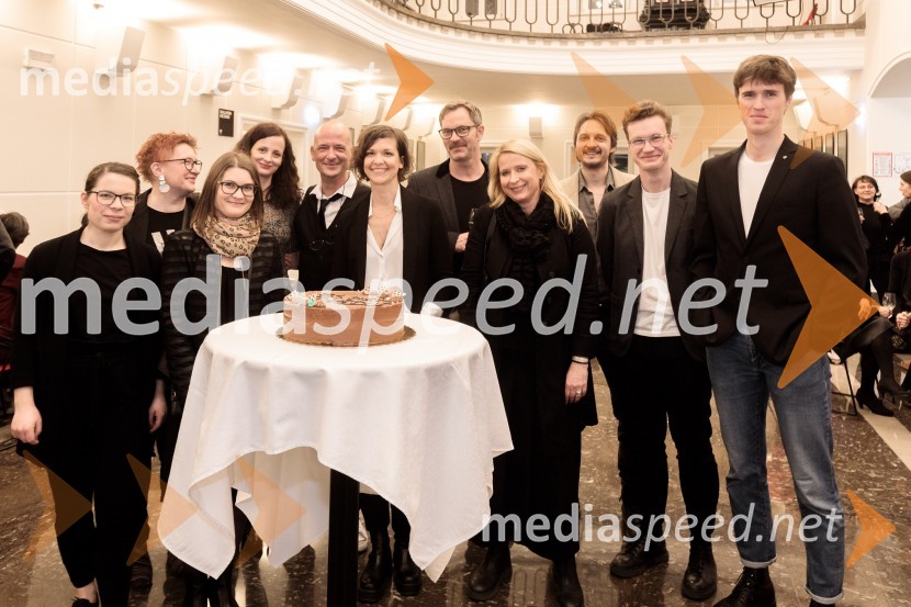   Aleksandra  Štern, tehnična vodja SLG Celje;  Urška Vouk, koordinatorka in organizatorka kulturnega programa v SLG Celje;  Milana Simonič, vodja marketinga in odnosov za javnostmi SLG Celje;  Daša Skrt, vodja programa SLG Celje;  Miha Golob, upravnik in umetniški vodja, SLG Celje;  Ajda Valcl, režiserka;  Jurij  Zrnec, igralec;  Tatjana Doma, dramaturginja SLG Celje;  Blaž Setnikar, igralec;  Žan Brelih Hatunić, igralec;  Urban Kuntarič, igralec31. Dnevi Komedije v Celju, zaključek festivala s Tadejem Tošem