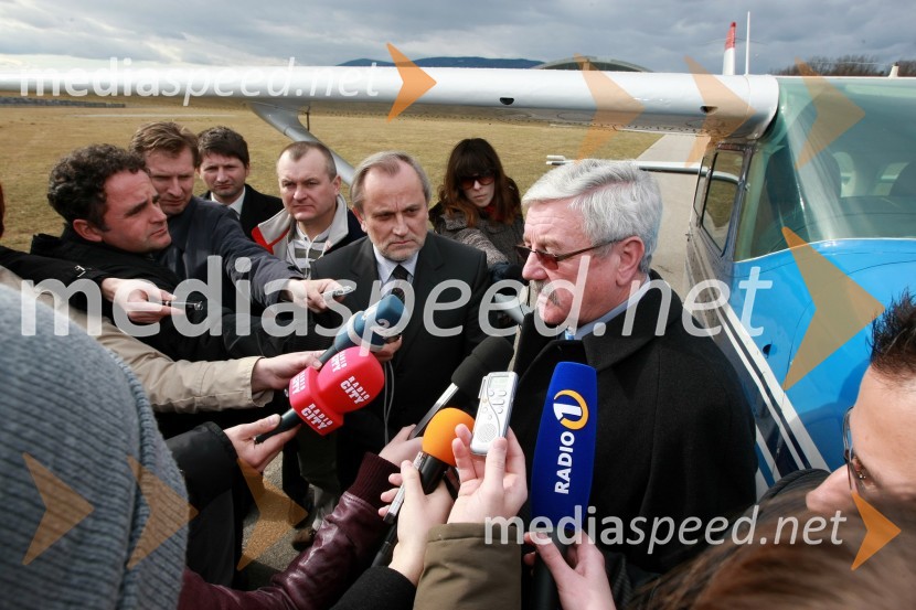 Milan Pogačnik, minister za kmetijstvo, gozdarstvo in prehrano, Jožef Merkuš, župan občine Hoče-Slivnica in novinarjiMilan Pogačnik, minister za kmetijstvo, gozdarstvo in prehrano obiskal Letalski center Maribor