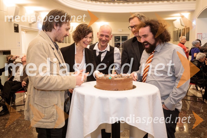 Blaž Setnikar, igralec;  Ajda Valcl, režiserka;  Miha Golob, upravnik in umetniški vodja, SLG Celje;  Jurij  Zrnec, igralec;   Jure Novak, režiser, direktor, Prešernovo gledališče Kranj31. Dnevi Komedije v Celju, zaključek festivala s Tadejem Tošem