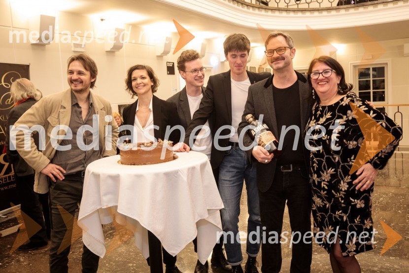  Blaž Setnikar, igralec;  Ajda Valcl, režiserka;  Žan Brelih Hatunić, igralec;  Urban Kuntarič, igralec;  Jurij  Zrnec, igralec;  Romana Razgor, Ekskluzivna darila31. Dnevi Komedije v Celju, zaključek festivala s Tadejem Tošem