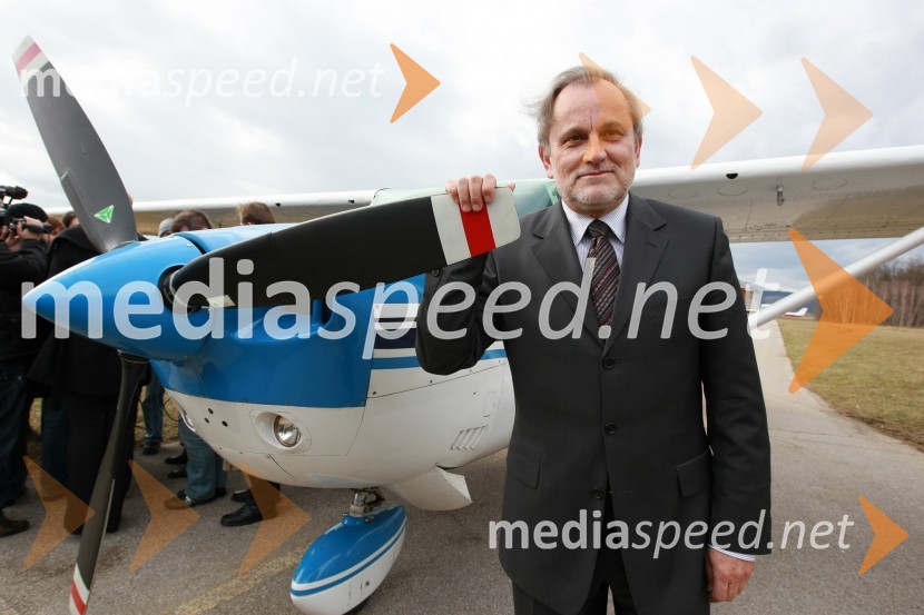 Milan Pogačnik, minister za kmetijstvo, gozdarstvo in prehranoMilan Pogačnik, minister za kmetijstvo, gozdarstvo in prehrano obiskal Letalski center Maribor