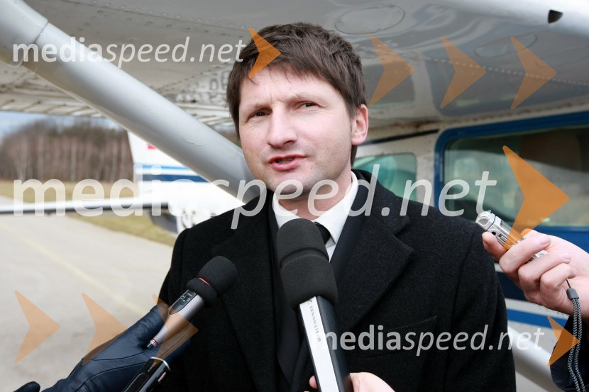 Andrej Gregorič, predsednik Letalskega centra MariborMilan Pogačnik, minister za kmetijstvo, gozdarstvo in prehrano obiskal Letalski center Maribor