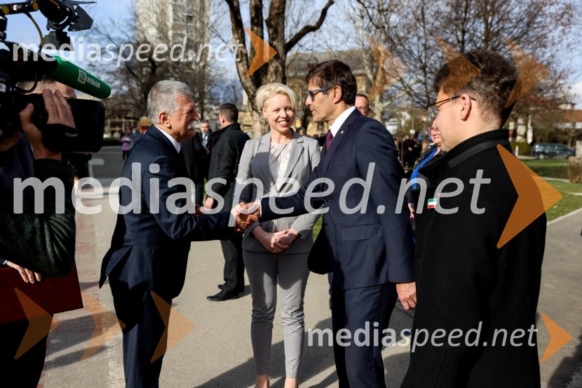  László Kövér, predsednik Državnega zbora Madžarske; mag. Urška Klakočar Zupančič, predsednica Državnega zbora RS, podpredsednica, Gibanje Svoboda;  Matjaž Rakovec, župan Mestne občine Kranj;  András Cser-Palkovics, župan, SzékesfehérvárOdkritje madžarskega kipa v parku La Ciotat v Kranju